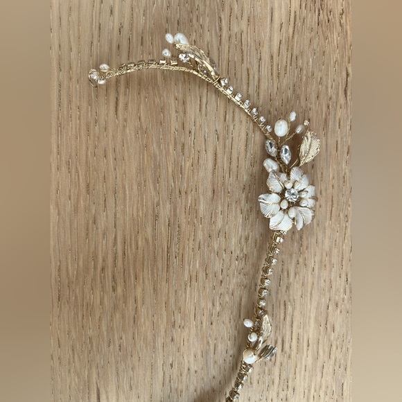 Delicate Wedding hairpiece - gold with pearls main image 7